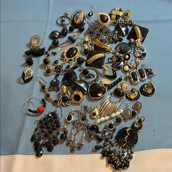 Black single earring lot, vintage to now, 55+ pieces - Picture 1 of 12